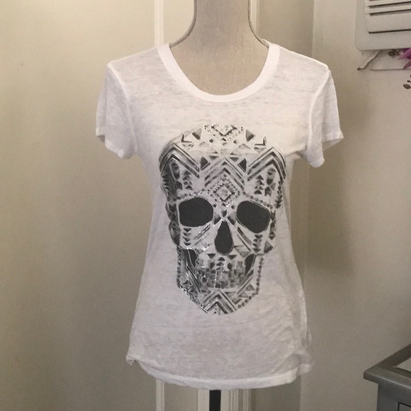 Express Tops - Skull 💀 white tee with silver underlined details